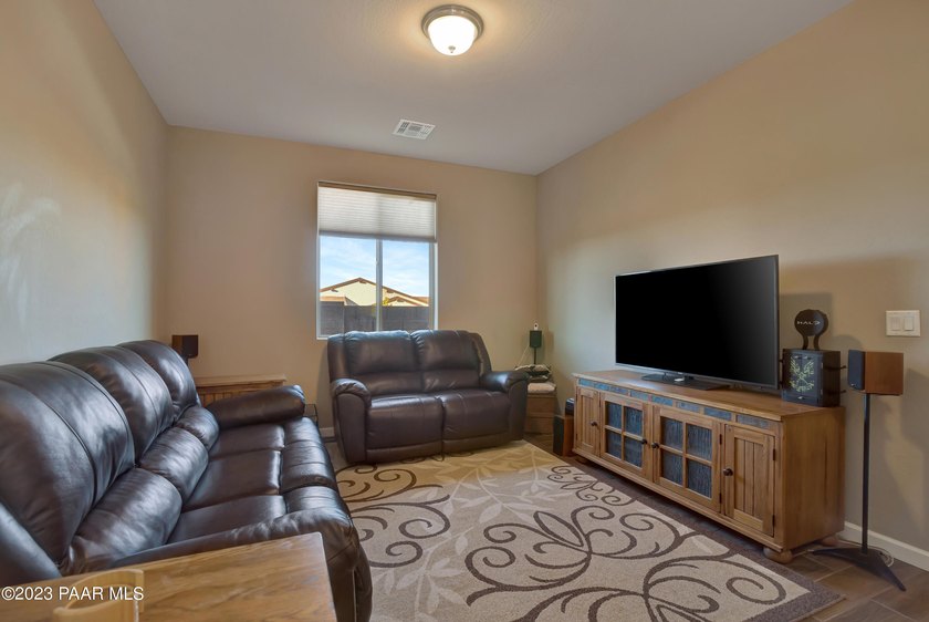 This freshly painted, immaculate home has been so well cared for - photo 23