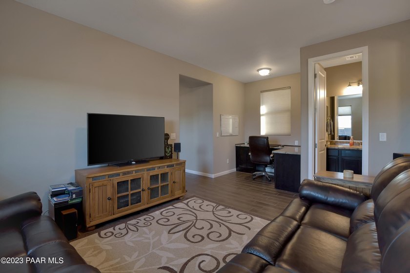 This freshly painted, immaculate home has been so well cared for - photo 24