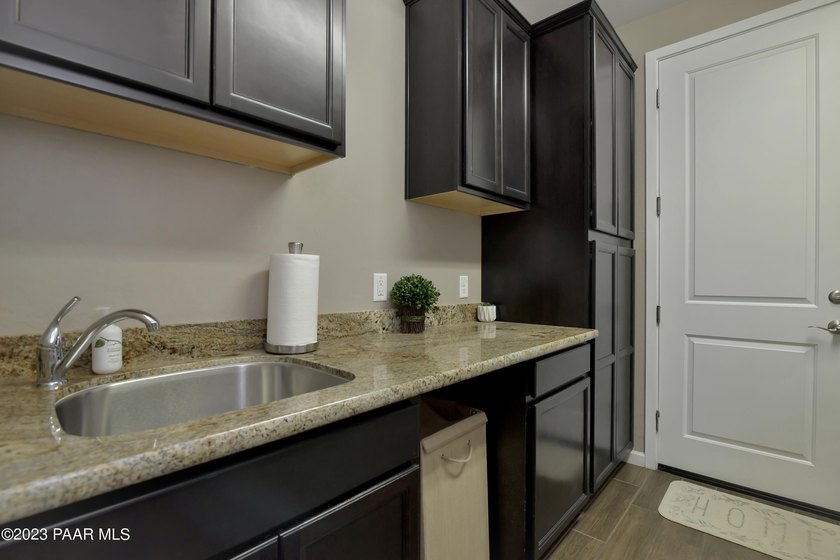 This freshly painted, immaculate home has been so well cared for - photo 31