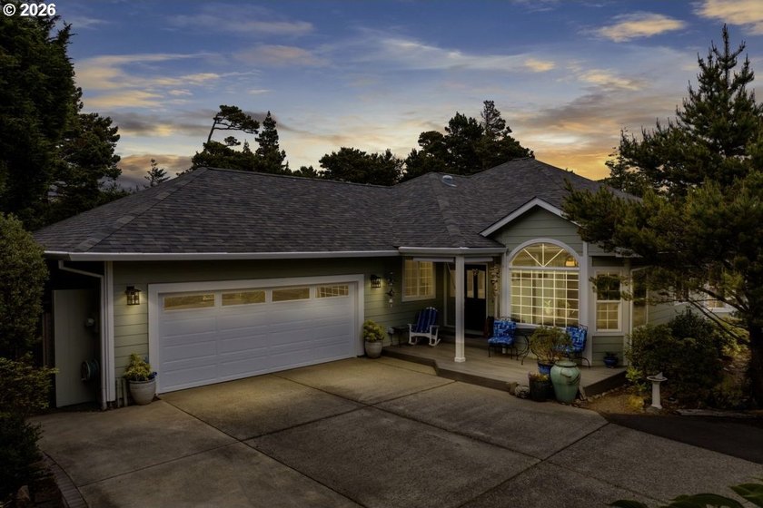 Tucked away &amp; private on a wooded knoll in Heceta South, this - photo 2