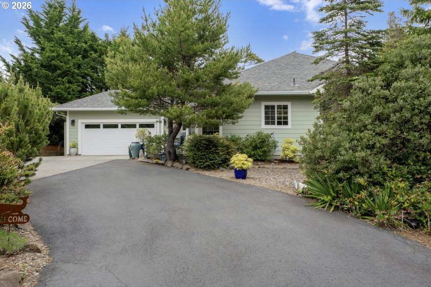 Tucked away &amp; private on a wooded knoll in Heceta South, this - photo 3