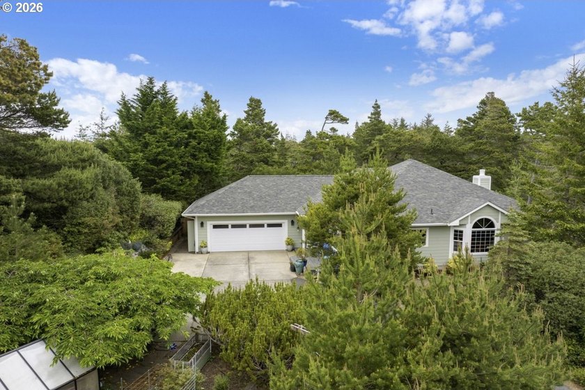 Tucked away &amp; private on a wooded knoll in Heceta South, this - photo 4