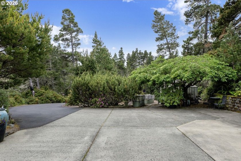 Tucked away &amp; private on a wooded knoll in Heceta South, this - photo 5