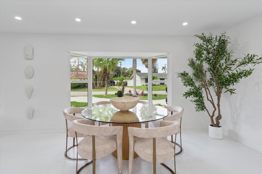 Lovingly referred to as the *artists home*, this 4 bedroom 3 - photo 12
