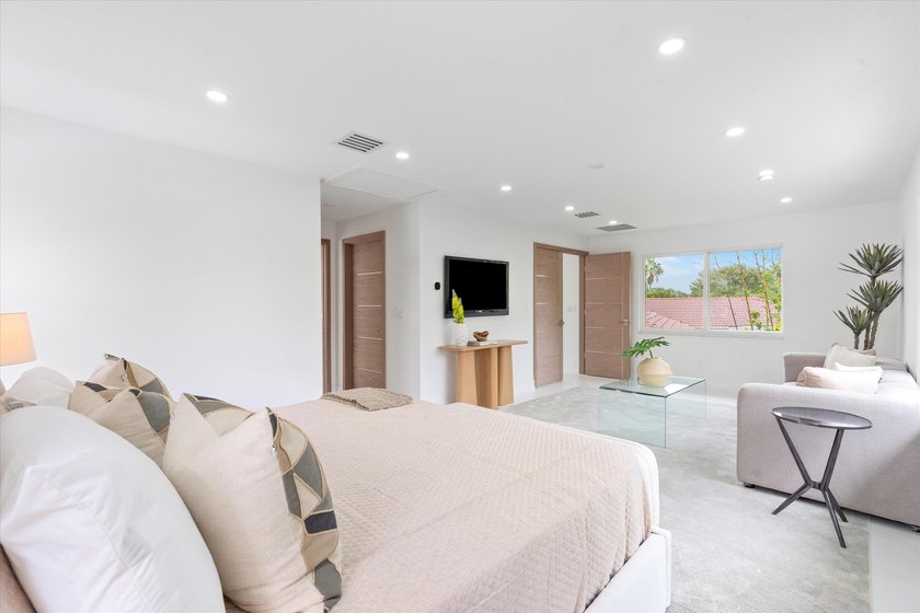 Lovingly referred to as the *artists home*, this 4 bedroom 3 - photo 19