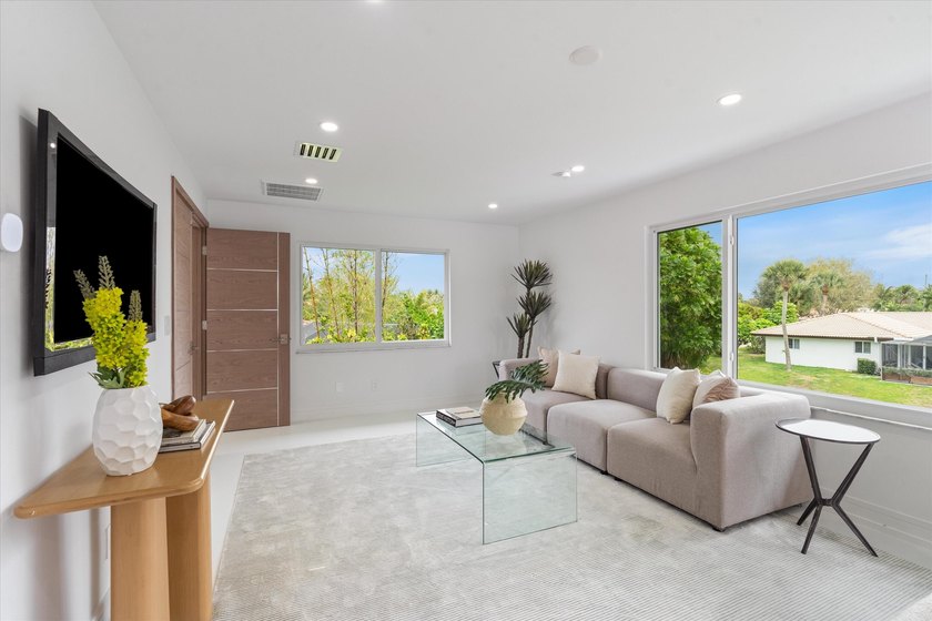 Lovingly referred to as the *artists home*, this 4 bedroom 3 - photo 20