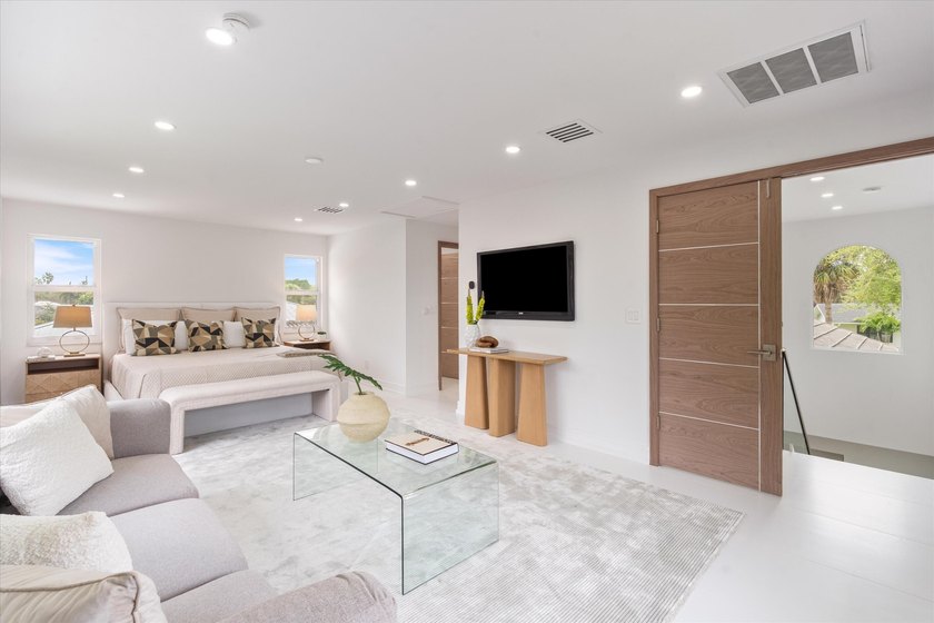 Lovingly referred to as the *artists home*, this 4 bedroom 3 - photo 21