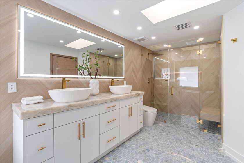 Lovingly referred to as the *artists home*, this 4 bedroom 3 - photo 24