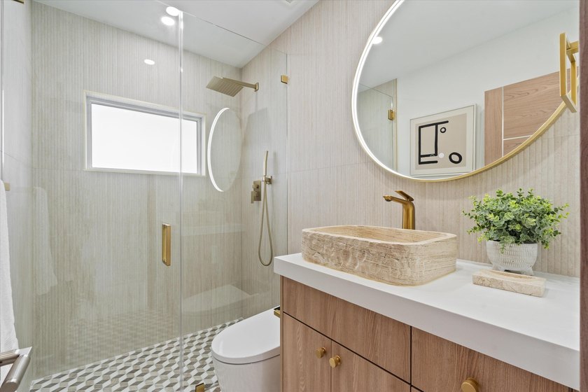 Lovingly referred to as the *artists home*, this 4 bedroom 3 - photo 32