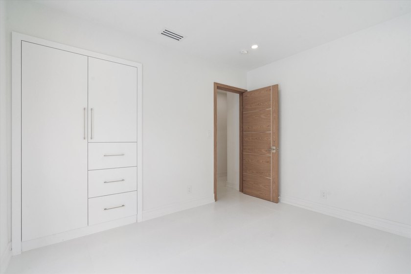 Lovingly referred to as the *artists home*, this 4 bedroom 3 - photo 36