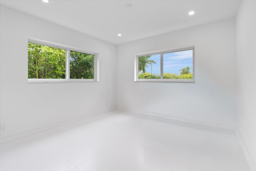 Lovingly referred to as the *artists home*, this 4 bedroom 3 - photo 37