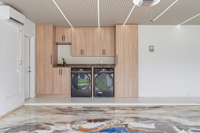Lovingly referred to as the *artists home*, this 4 bedroom 3 - photo 40
