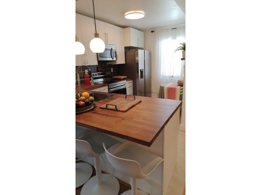 Unique, incomparable 1-bed, 1.5-bath corner unit with flexible - photo 12