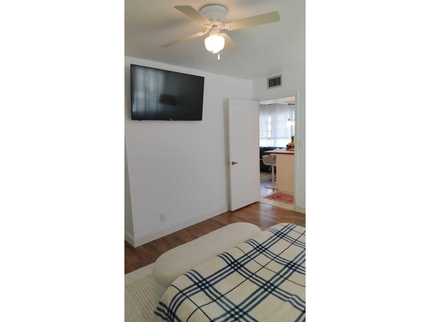 Unique, incomparable 1-bed, 1.5-bath corner unit with flexible - photo 25