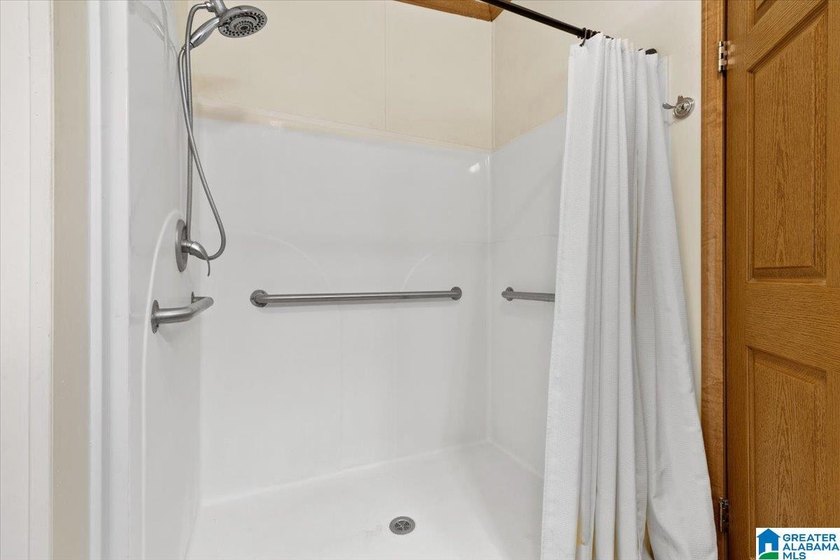 Welcome home to this beautifully maintained, handicap-accessible - photo 26