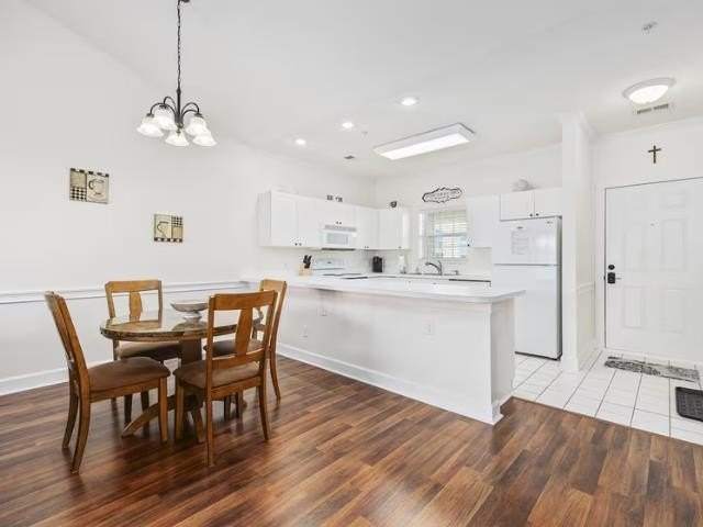 1 CAR GARAGE INCLUDED, PERFECTLY LOCATED, METICULOUSLY MAINT - photo 11