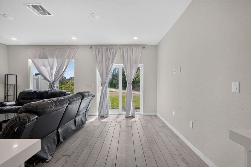 Built in 2023, this beautifully maintained 3-bedroom, 2 - photo 11