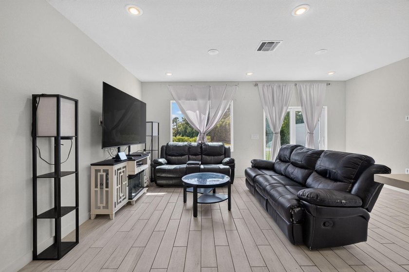 Built in 2023, this beautifully maintained 3-bedroom, 2 - photo 12