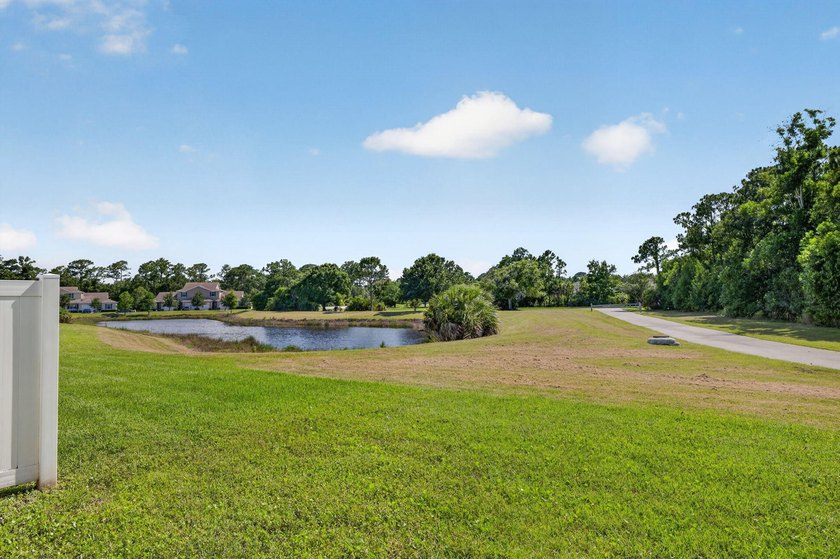 Built in 2023, this beautifully maintained 3-bedroom, 2 - photo 37