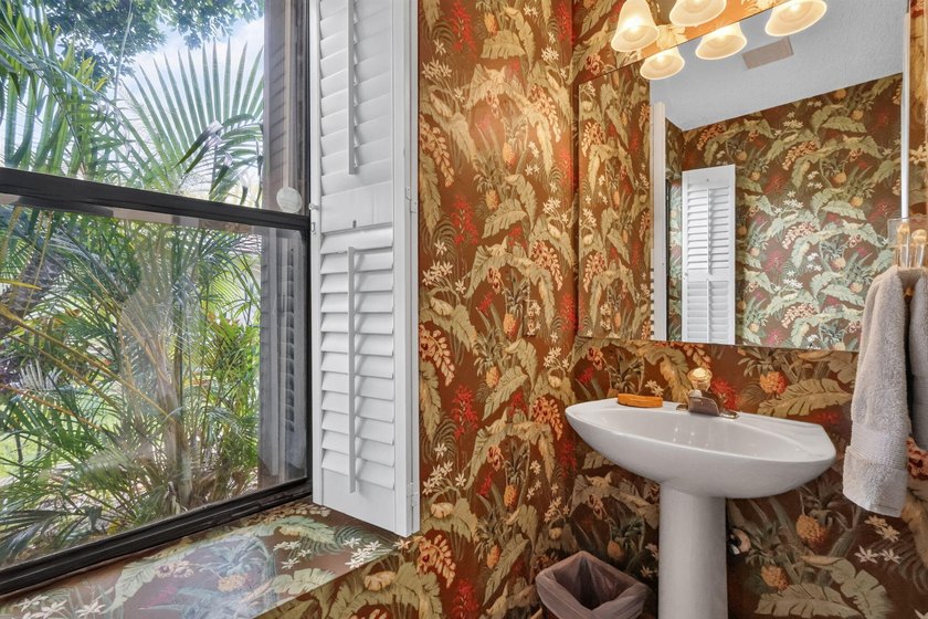 Welcome to this charming 3-bedroom, 2.5-bathroom townhouse - photo 12