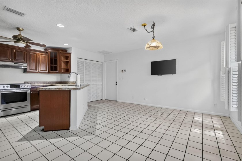 Welcome to this charming 3-bedroom, 2.5-bathroom townhouse - photo 13