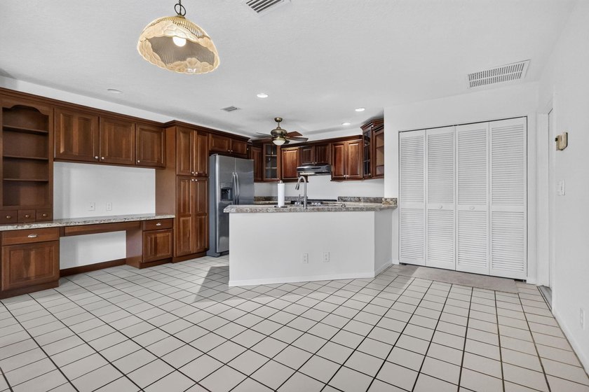 Welcome to this charming 3-bedroom, 2.5-bathroom townhouse - photo 15