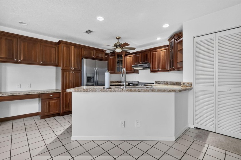 Welcome to this charming 3-bedroom, 2.5-bathroom townhouse - photo 16