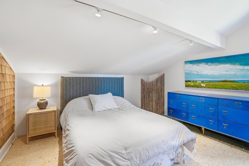 An iconic retreat in Chilmark, this totally renovated beach - photo 17