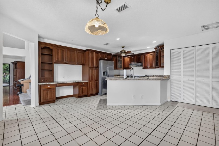 Welcome to this charming 3-bedroom, 2.5-bathroom townhouse - photo 17