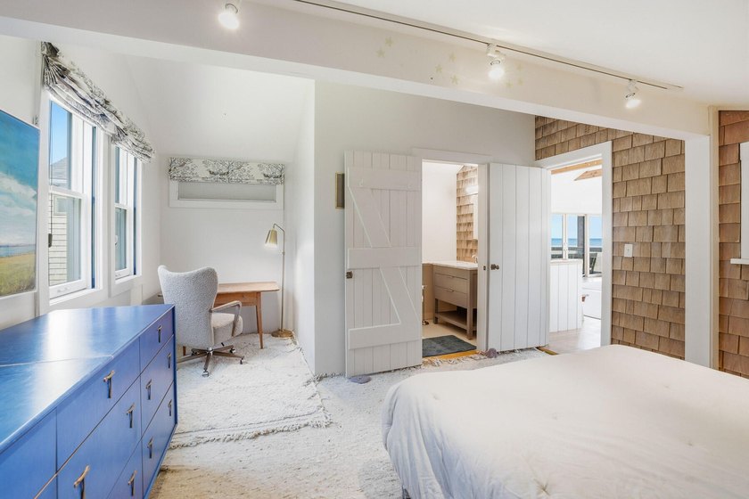 An iconic retreat in Chilmark, this totally renovated beach - photo 18