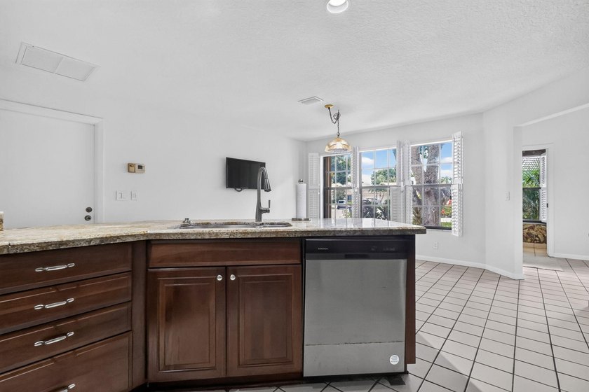 Welcome to this charming 3-bedroom, 2.5-bathroom townhouse - photo 20