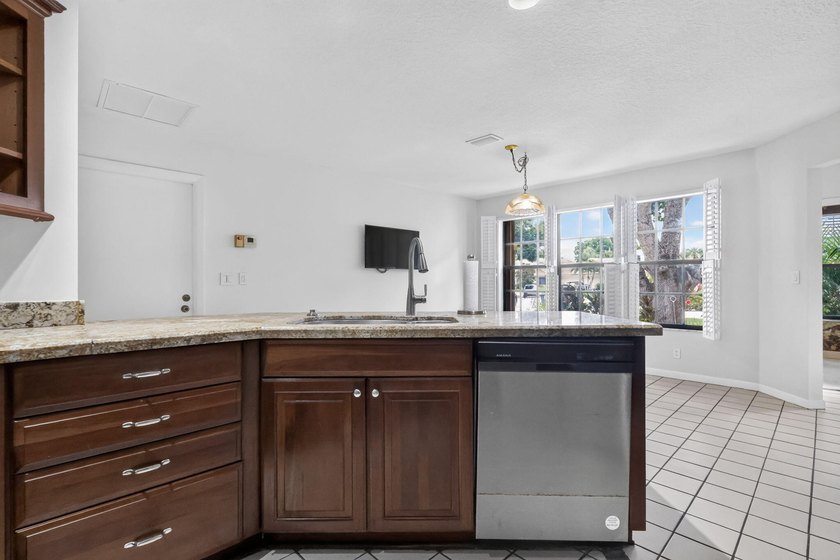 Welcome to this charming 3-bedroom, 2.5-bathroom townhouse - photo 21