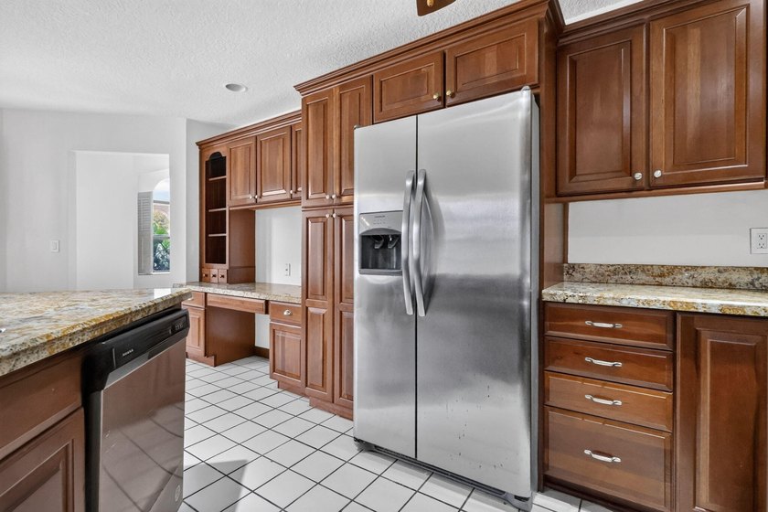 Welcome to this charming 3-bedroom, 2.5-bathroom townhouse - photo 22