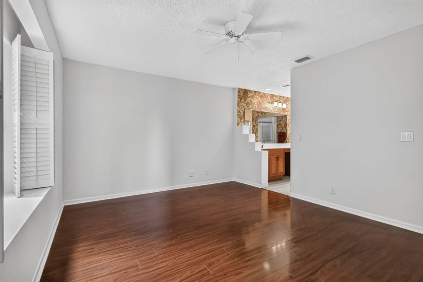Welcome to this charming 3-bedroom, 2.5-bathroom townhouse - photo 27
