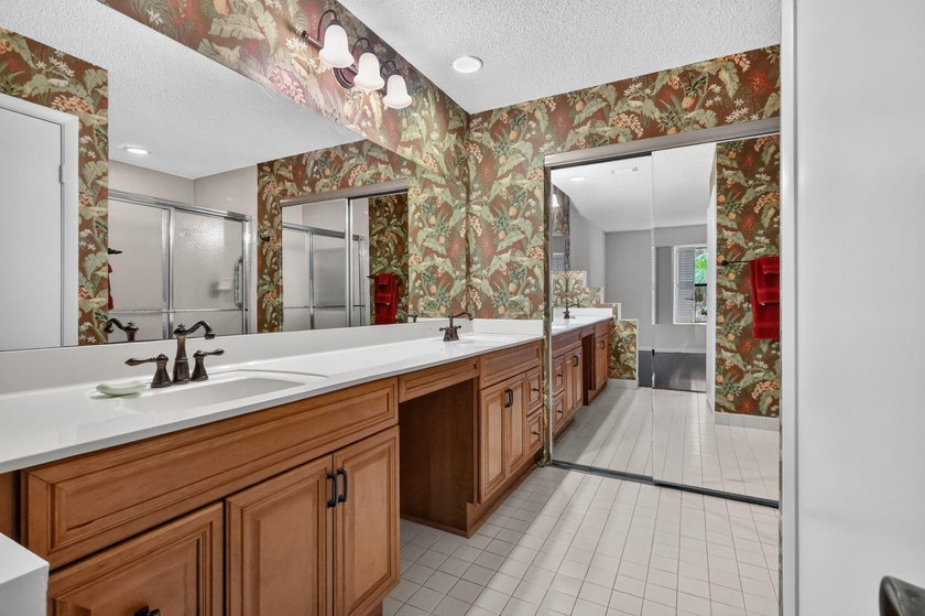 Welcome to this charming 3-bedroom, 2.5-bathroom townhouse - photo 29