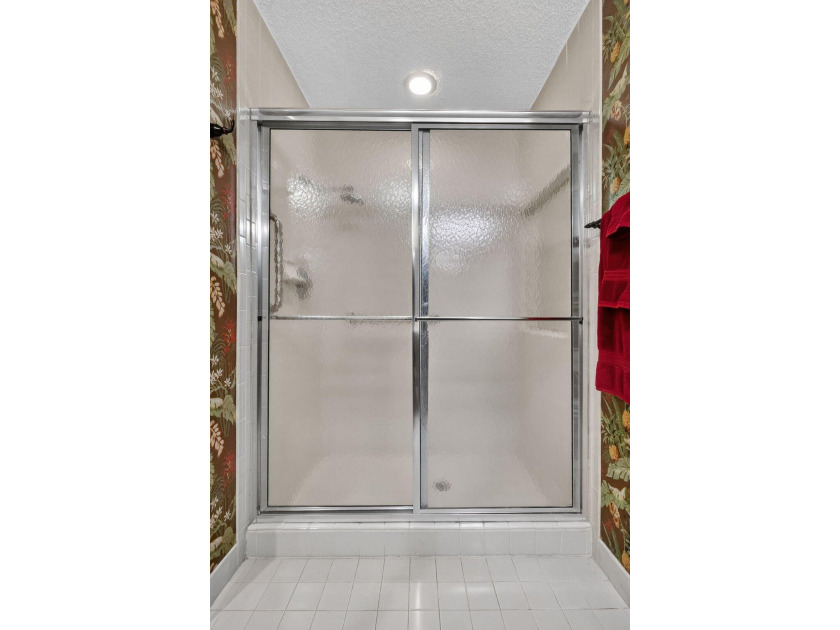 Welcome to this charming 3-bedroom, 2.5-bathroom townhouse - photo 30