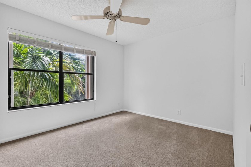 Welcome to this charming 3-bedroom, 2.5-bathroom townhouse - photo 32