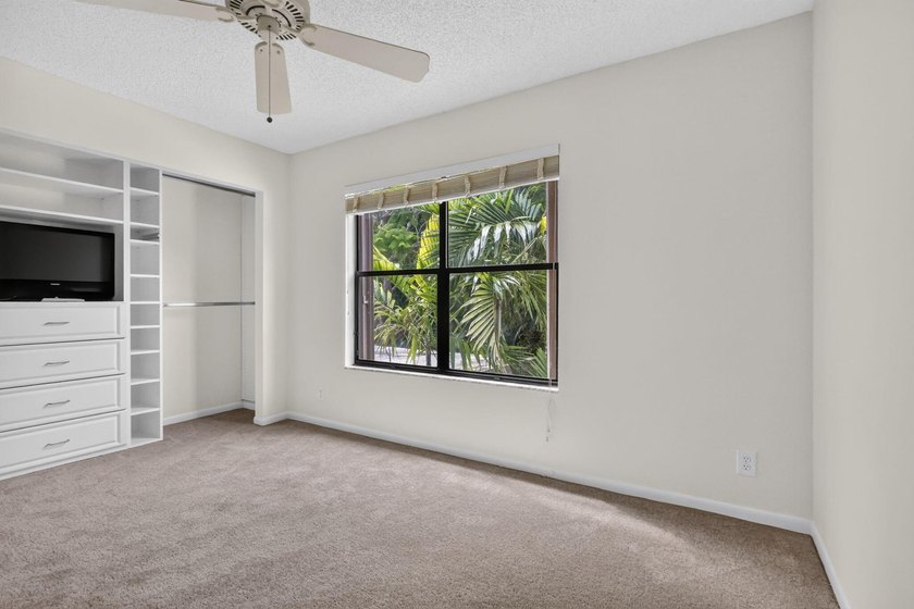 Welcome to this charming 3-bedroom, 2.5-bathroom townhouse - photo 33