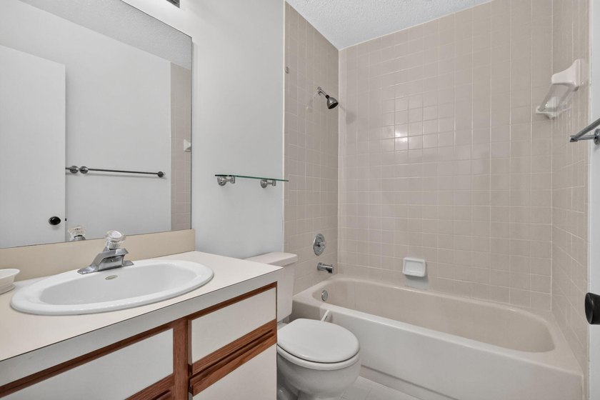 Welcome to this charming 3-bedroom, 2.5-bathroom townhouse - photo 36