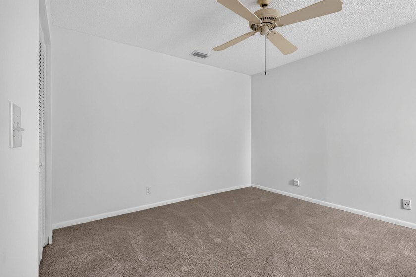 Welcome to this charming 3-bedroom, 2.5-bathroom townhouse - photo 38