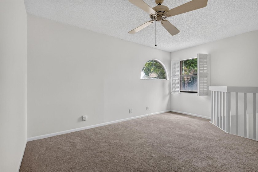 Welcome to this charming 3-bedroom, 2.5-bathroom townhouse - photo 39