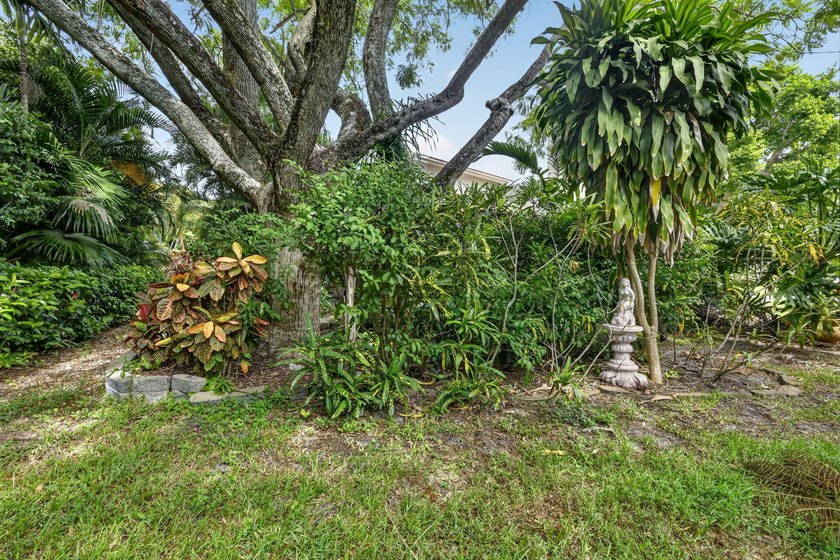 Welcome to this charming 3-bedroom, 2.5-bathroom townhouse - photo 45