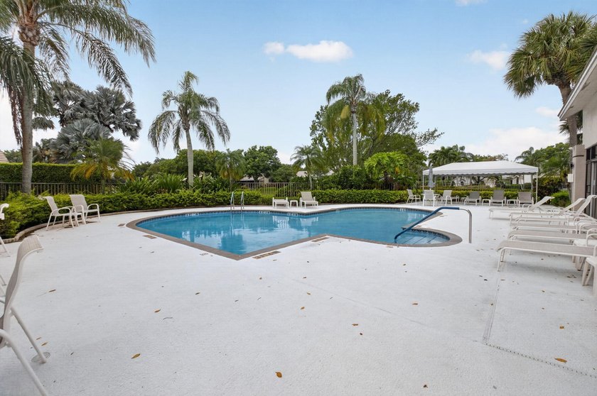 Welcome to this charming 3-bedroom, 2.5-bathroom townhouse - photo 49