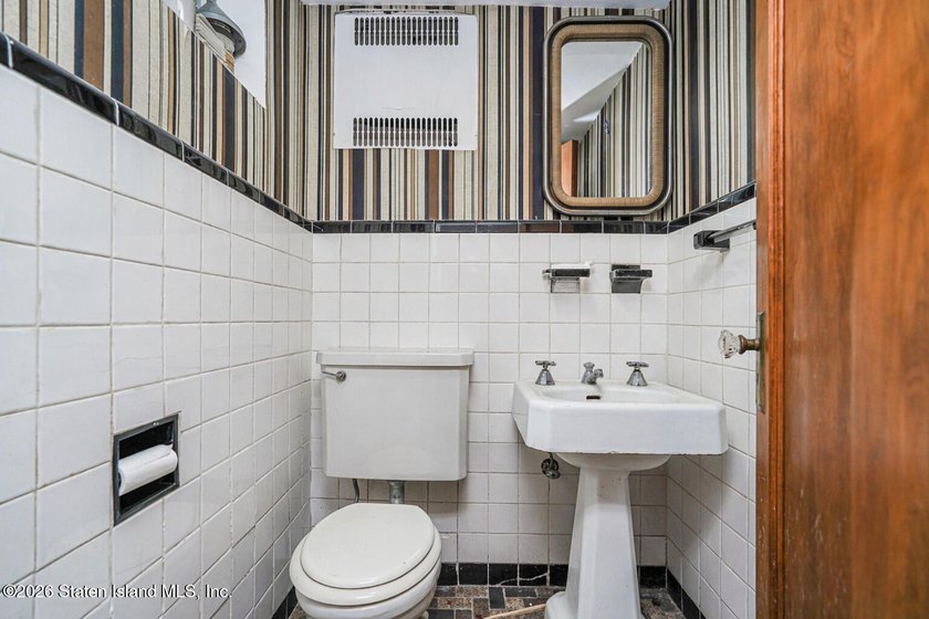 Come and see this magnificent one family detached home in the - photo 32
