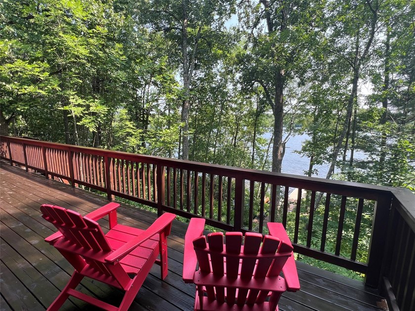 Gorgeous, log-sided property on Slim Lake at the end of a quiet - photo 11