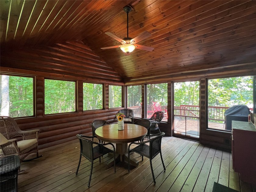 Gorgeous, log-sided property on Slim Lake at the end of a quiet - photo 12