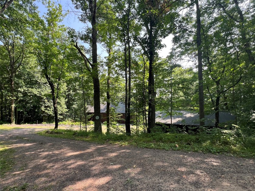 Gorgeous, log-sided property on Slim Lake at the end of a quiet - photo 14
