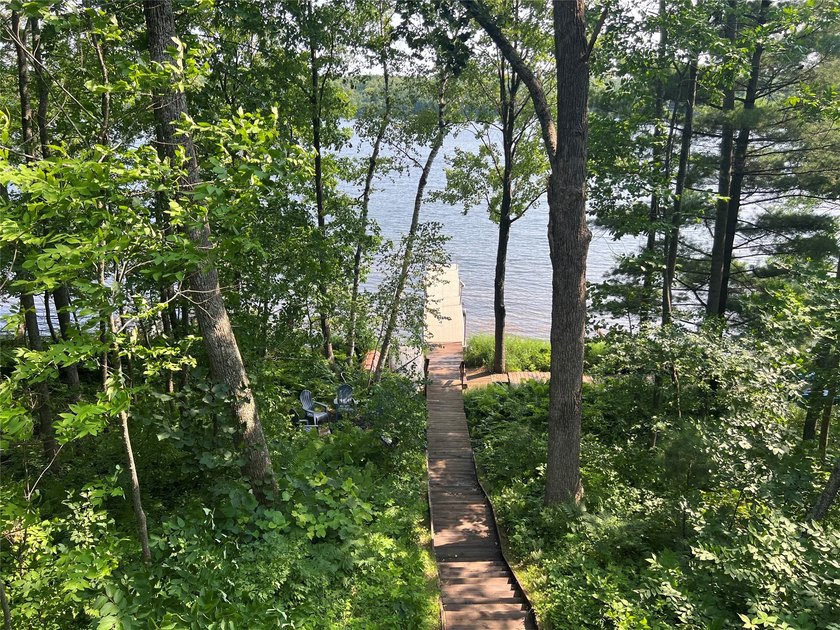 Gorgeous, log-sided property on Slim Lake at the end of a quiet - photo 15