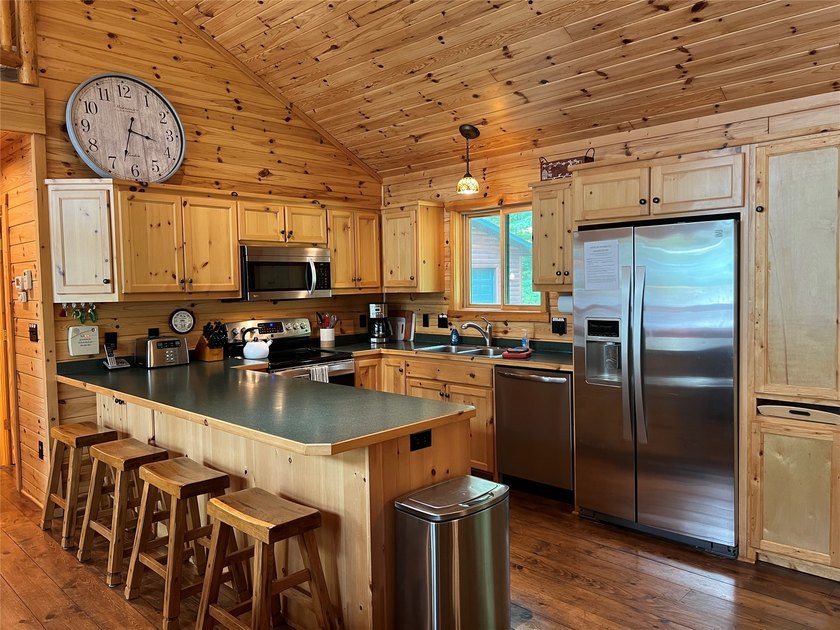 Gorgeous, log-sided property on Slim Lake at the end of a quiet - photo 16