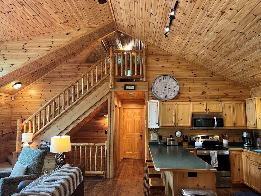 Gorgeous, log-sided property on Slim Lake at the end of a quiet - photo 17